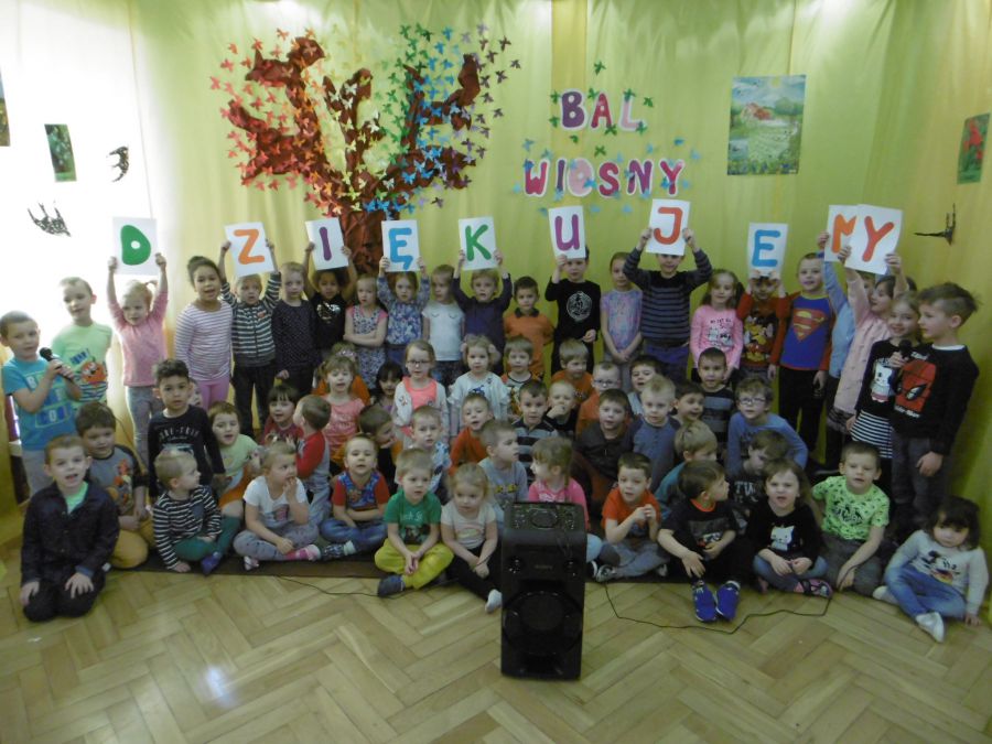 dzieci z całego przedszkola trzymają napis "Dziękujemy"