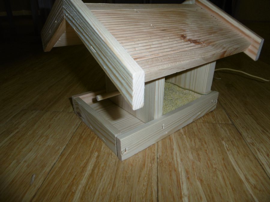 drewniany karmnik dla ptaków