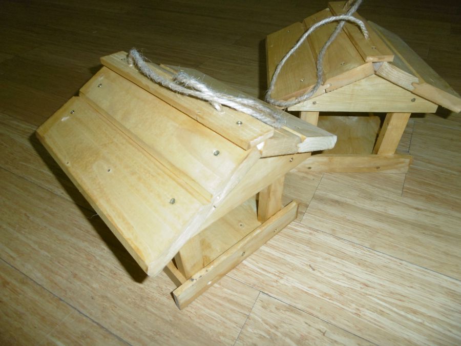 dwa drewniane karmniki dla ptaków