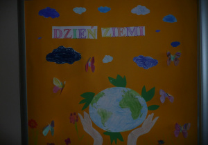 plakat z okazji Dnia Ziemi wykonany przez Smyki