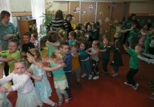 dzieci ze wszystkich grup wiekowych podczas tańca na uroczystości zorganizowanej z okazji Dnia Ziemi