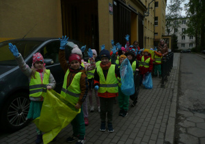 Juniorzy na spacerze podczas sprzątania najbliższego otoczenia