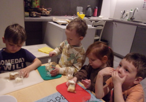 dzieci podczas samodzielnie przygotowywanego poczęstunku