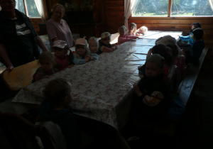 dzieci przy stołach w Michałówce