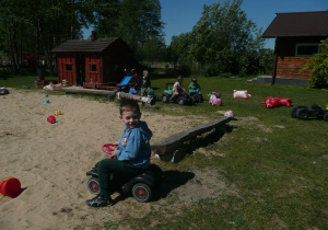 chłopiec na traktorku