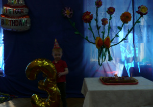 chłopiec z nadmuchanym balonem urodzinowym