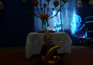 dziewczynka z nadmuchanym balonem urodzinowym