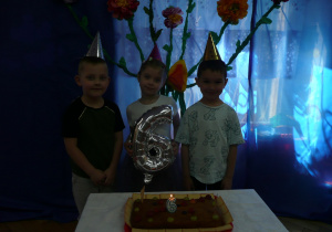 chłopcy z nadmuchanym balonem urodzinowym