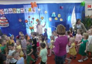 urodzinkowe zabawy taneczne na sali gimnastycznej