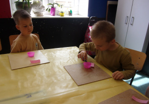 dzieci podczas wykonywania mydełek dodają różne składniki, min. barwniki