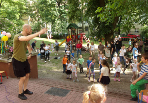 dzieci w ogrodzie przedszkolnym podczas "flash mob"