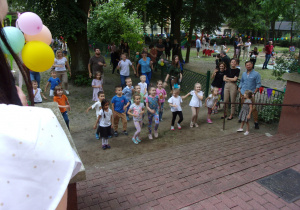 dzieci w ogrodzie przedszkolnym podczas "flash mob"
