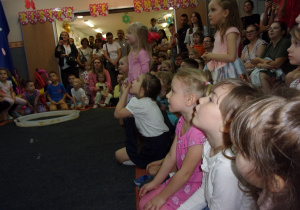 dzieci przyglądają się Pokazowi Baniek