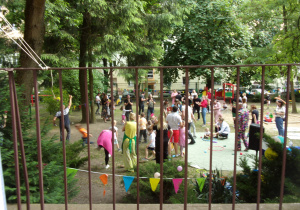dzieci i rodzice podczas zabaw piknikowych w ogrodzie przedszkolnym