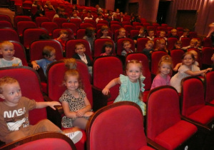dzieci siedzą na fotelach w Teatrze Muzycznym