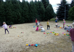 dzieci na boisku podczas zabawy