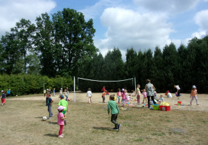 dzieci na boisku podczas zabawy