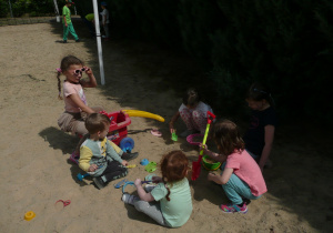 dzieci podczas zabawy na piaskowym boisku