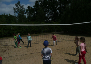 dzieci podczas zabawy na piaskowym boisku