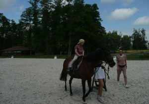 chłopiec podczas jazdy na koniu