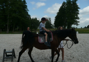 chłopiec podczas jazdy na koniu