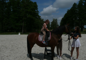 dziewczynka podczas jazdy na koniu