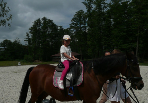 dziewczynka podczas jazdy na koniu