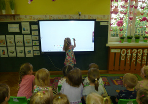 dziewczynka rysuje na monitorze interaktywnym