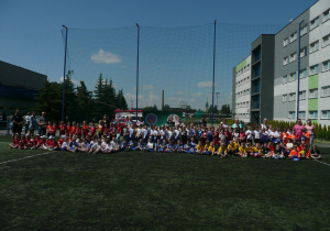 zdjęcie grupowe zawodników z przedszkoli biorących udział w Futbolandii
