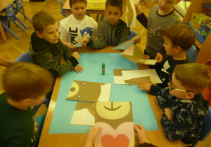 praca grupowa w Juniorach - układanie puzzli