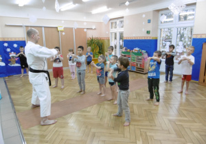 grupa Juniorzy podczas zajeć podsumowujących karate