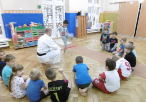 grupa Juniorzy podczas zajeć podsumowujących karate