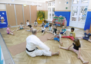 grupa Żaczki podczas zajeć podsumowujących karate