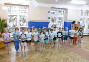 zdjęcie pamiątkowe z dyplomami dzieci z grupy Żaczki wraz z Trenerem