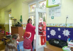 Mikołaj za oknem w grupie Żaczki