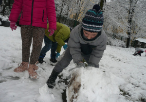 Juniorzy podczas zabaw na śniegu