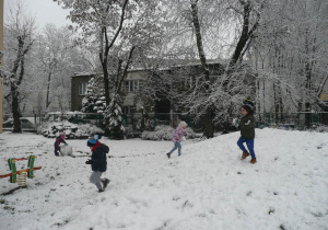 Żaczki podczas zabaw na śniegu