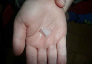rozpuszczający się śnieg na ręce dziecka