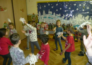 Taniec Żaczków z papierowymi płatkami śniegu