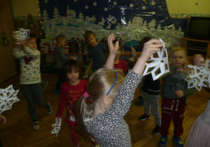 Taniec Żaczków z papierowymi płatkami śniegu