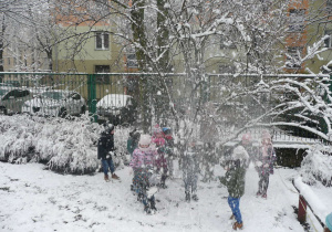 zdjęcie grupowe Żaczków pod drzewem, z którego sypie się śnieg