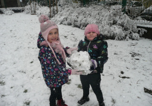 dwie dziewczynki z kulą śniegową