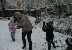 zabawa w rzucanie kulkami śniegowymi podczas pobytu Żaczków w ogrodzie przedszkolnym