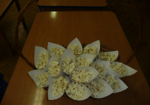 popcorn przygotowany na oglądanie starego kina