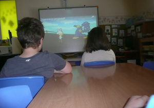 Juniorzy podczas oglądania filmu o nowoczesnych technologiach komputerowychna tablicy interaktywnej