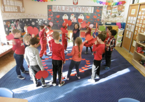 tańce w grupie Juniorzy - dzieci ubrane na czerwono
