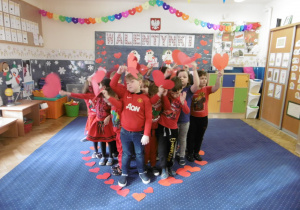 tańce w grupie Juniorzy - dzieci ubrane na czerwono