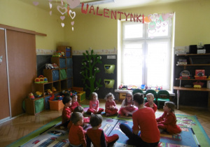 Zajęcia nt. Walentynek w grupie Tuptusie - dzieci ubrane na czerwono