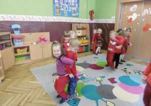 tańce w grupie Smyki - dzieci ubrane na czerwono