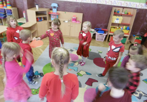 tańce w grupie Smyki - dzieci ubrane na czerwono